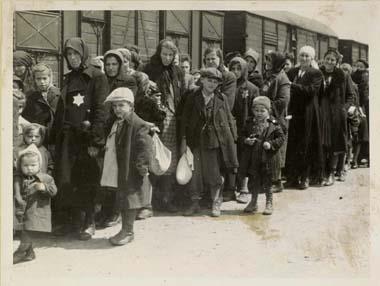 sortin del tren i arribant a camps de concentració